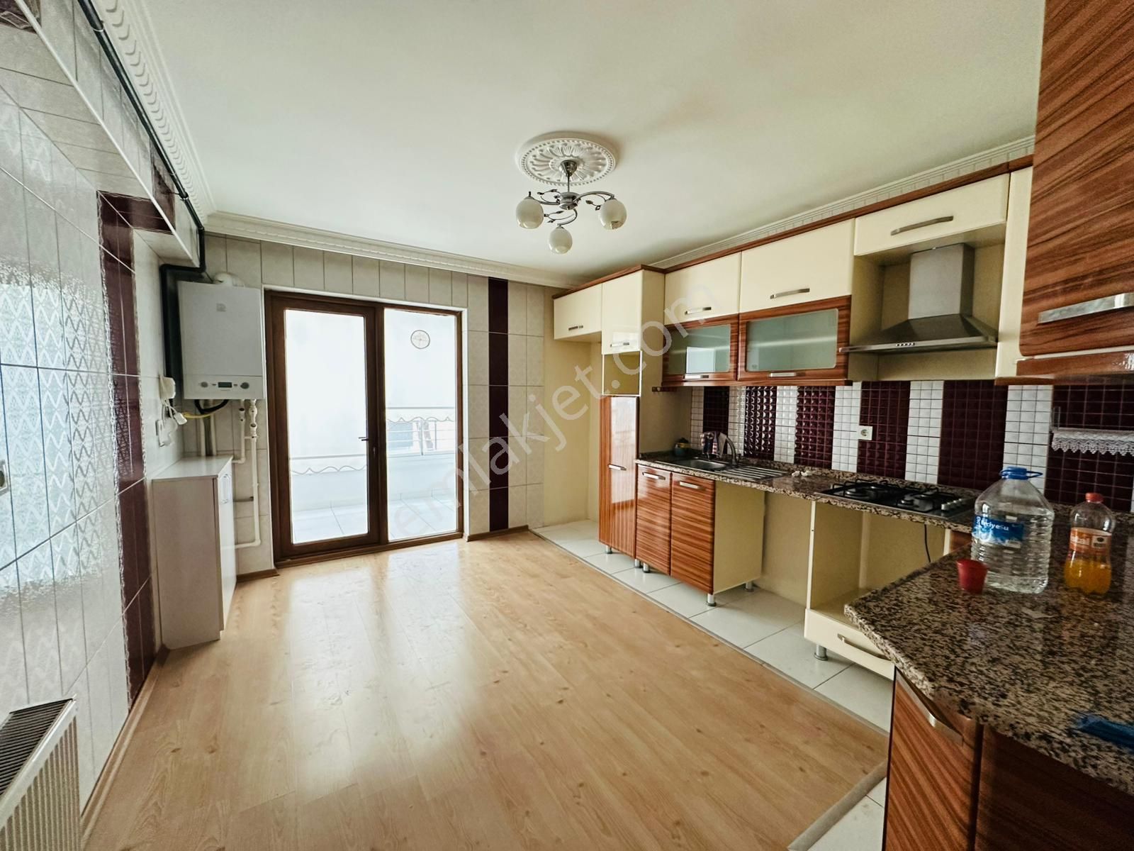 Karapürçek'te Muradiye Lisesi Yakını Giriş Katta 3+1 Asansörlü Satılık Daire !!! - Görsel 4