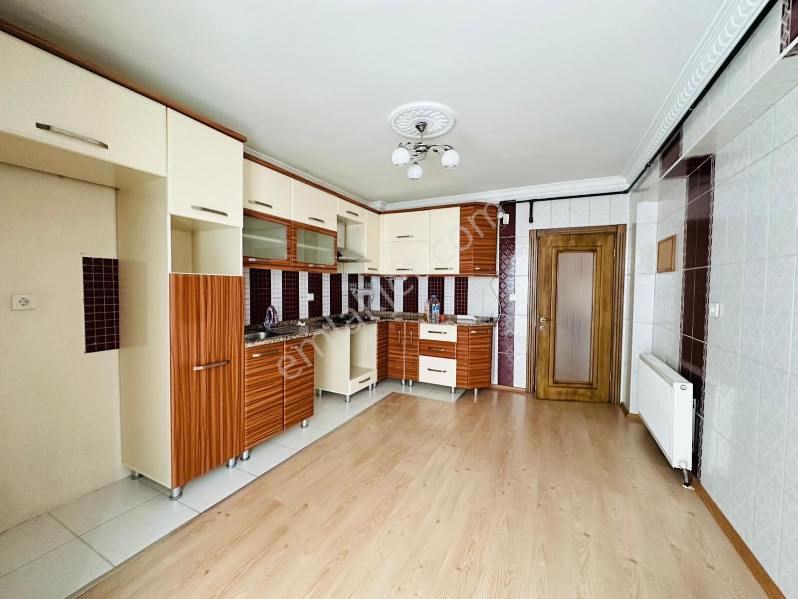 Karapürçek'te Muradiye Lisesi Yakını Giriş Katta 3+1 Asansörlü Satılık Daire !!! - Görsel 2