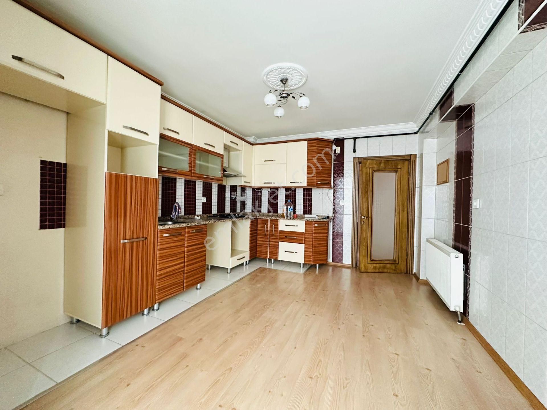 Karapürçek'te Muradiye Lisesi Yakını Giriş Katta 3+1 Asansörlü Satılık Daire !!!