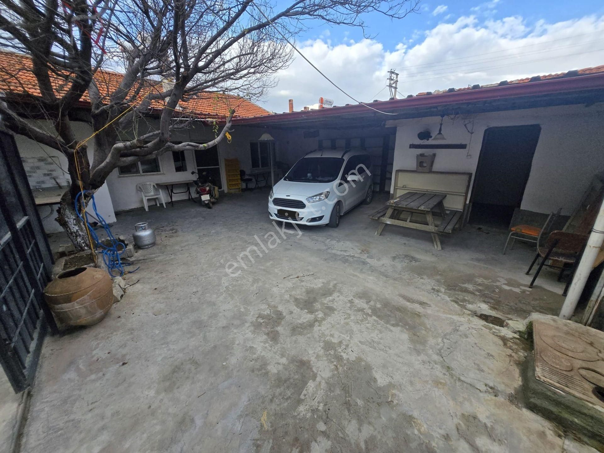 Kardeşten Kiralık - Havran Büyükdere'de Geniş Bahçeli 3+1 Köy Evi
