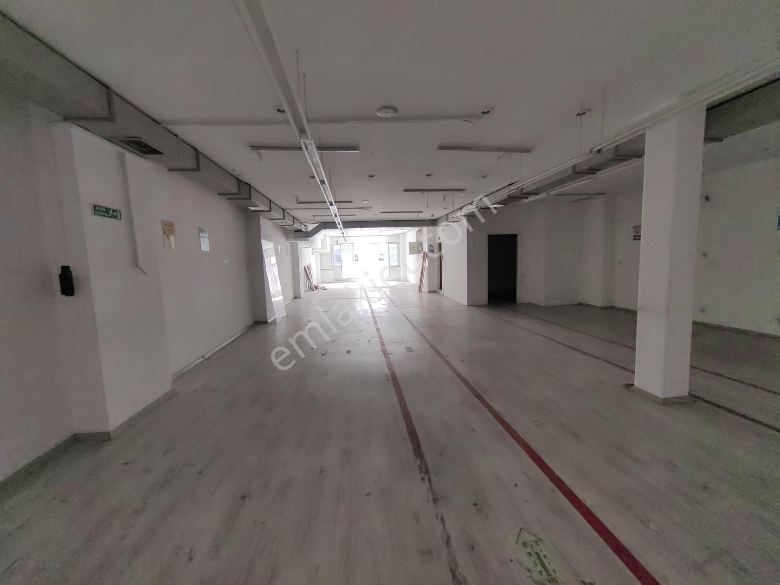 Güngören Merter Kalender Sokakta Kiralık 180 M2 İşyeri