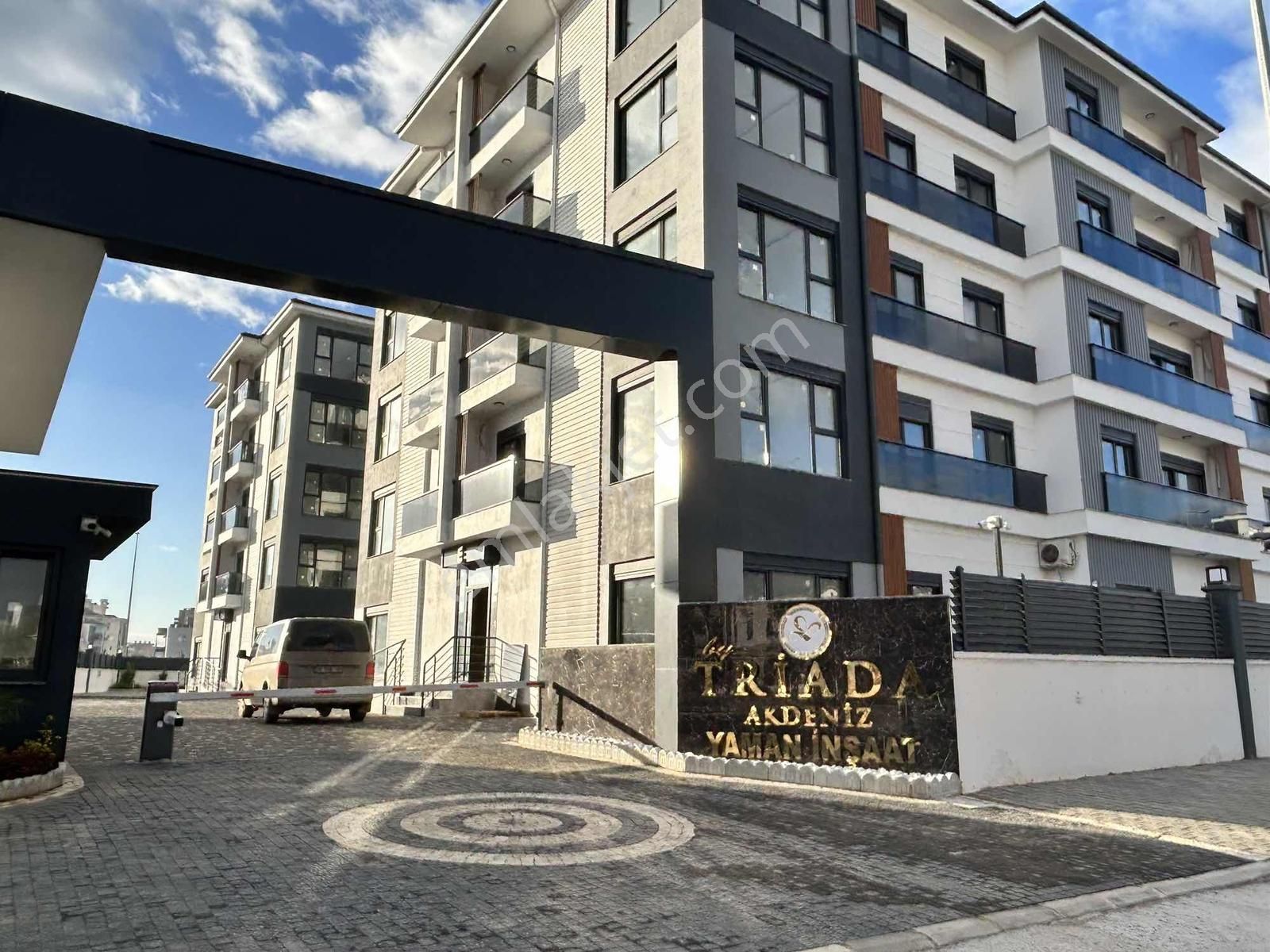 Yeniköy'de Site İçi Kapalı Otoparklı Havuzlu Sıfır 1+1