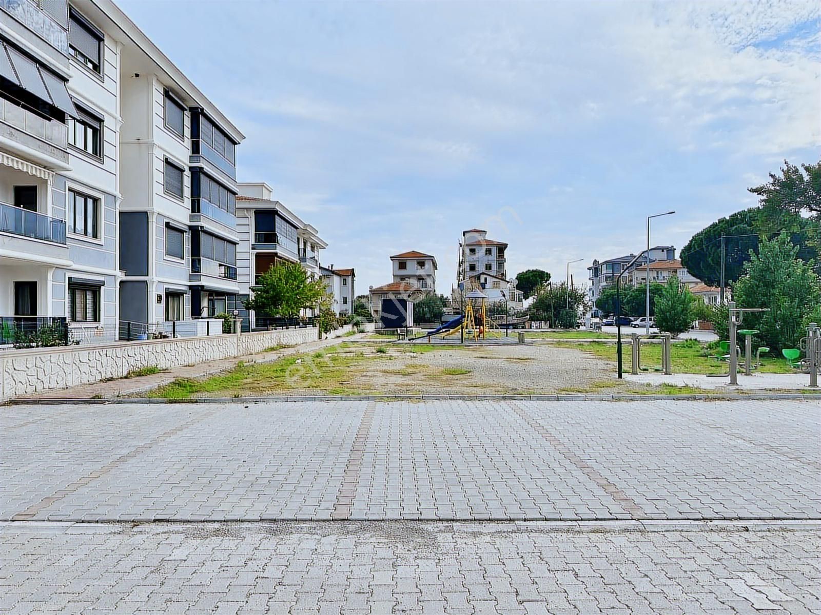 Altınova Altınpark Sitesinde Satılık 3.5+1 Büyük Daire - Görsel 2