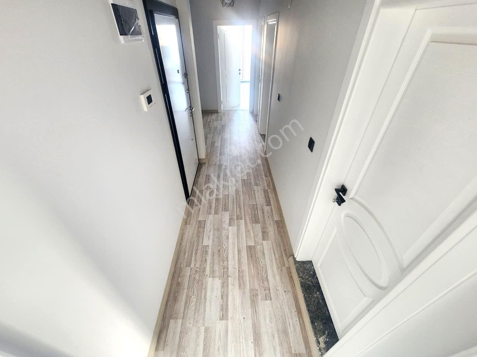 Burhaniye Bahçelievler Tam Merkezi Lokasyonda Sıfır Ara Kat Ön Cephe Ayrı Mutfak 2+1 Satılık Dairele - Görsel 11