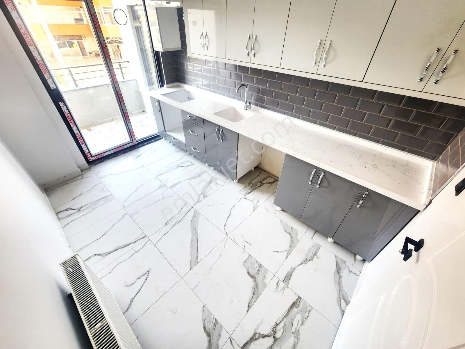 Burhaniye Bahçelievler Tam Merkezi Lokasyonda Sıfır Ara Kat Ön Cephe Ayrı Mutfak 2+1 Satılık Dairele - Görsel 5