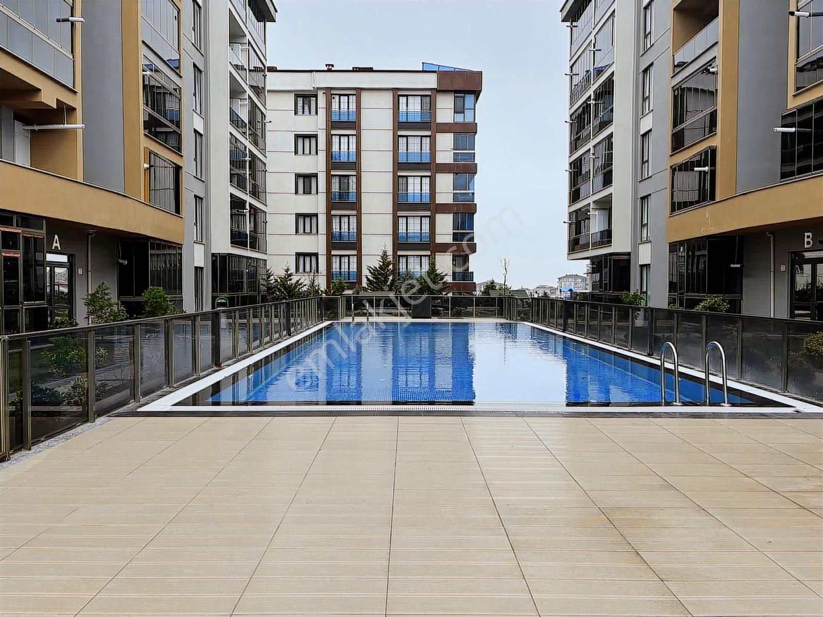 Fa Özbir Gayrimenkulden 7/24 Güvenlikli Site İçi Arakat 1+1