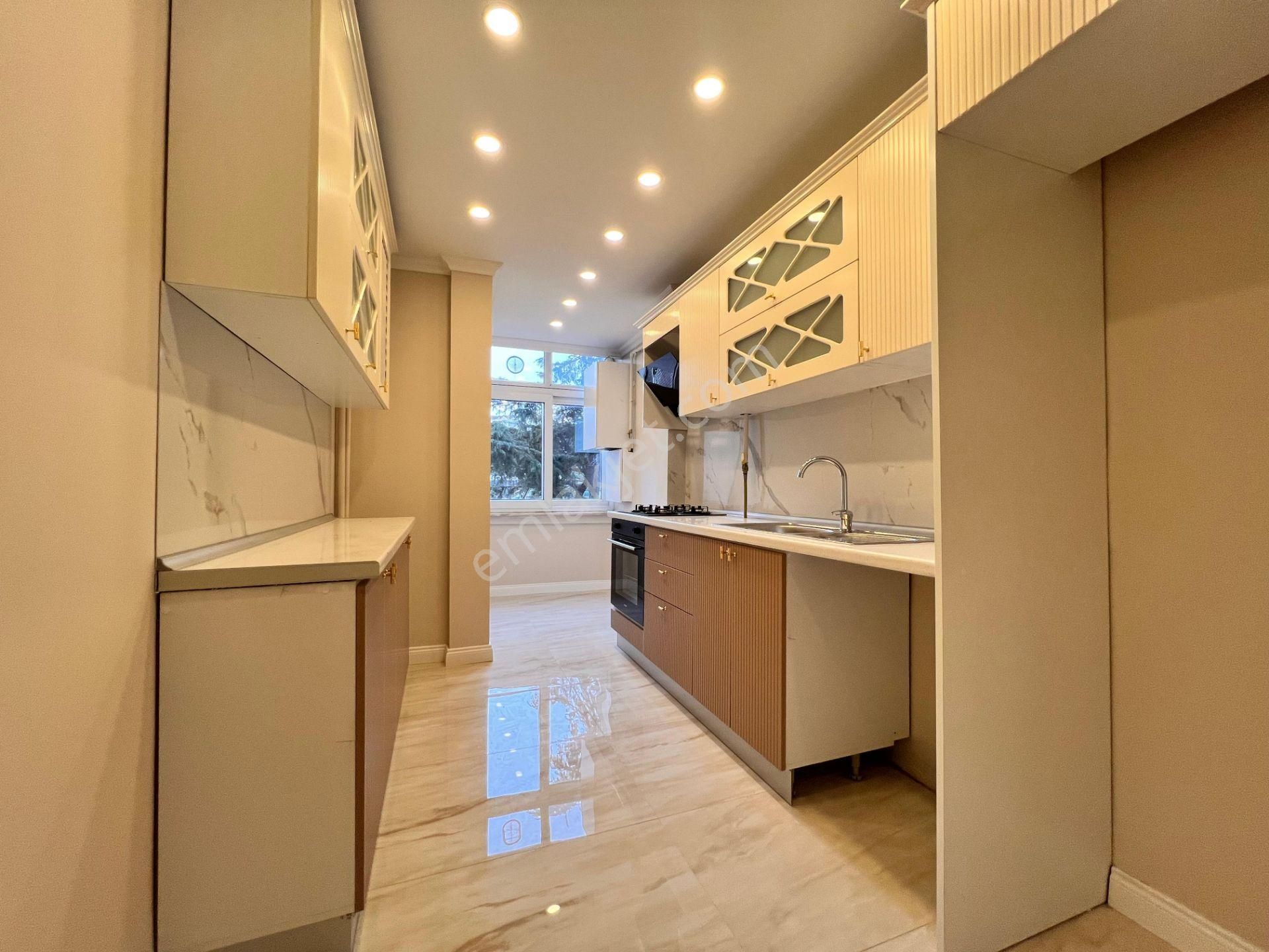 Kaçmaz'dan Aydınevler'de 7/24 Güvenlikli Sitede Lüks Yapılı 3+1