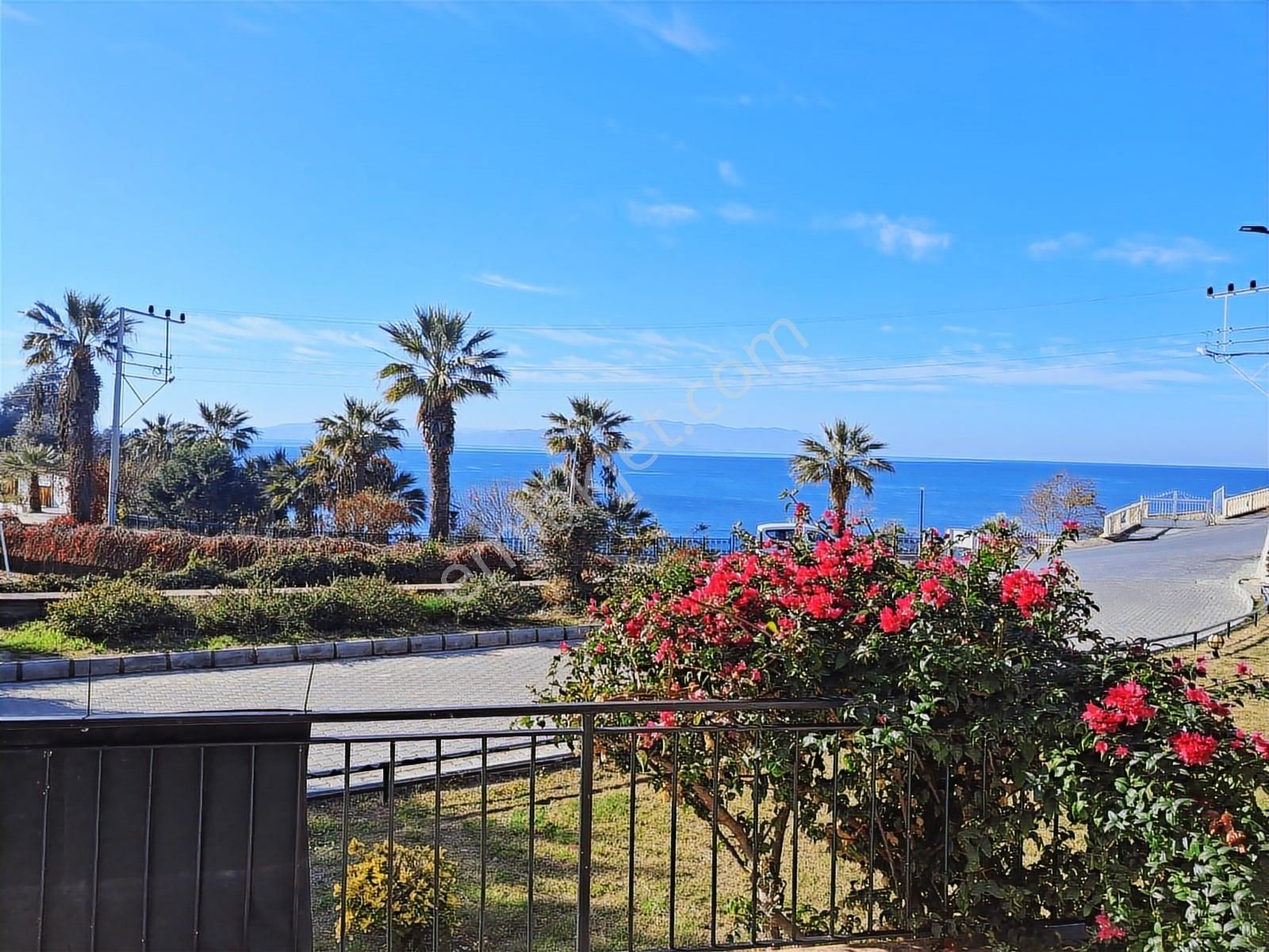 Kuşadasında Güvenlikli Sitede Denize Sıfır Eşyalı 3+1 Doğalgazlı - Görsel 15