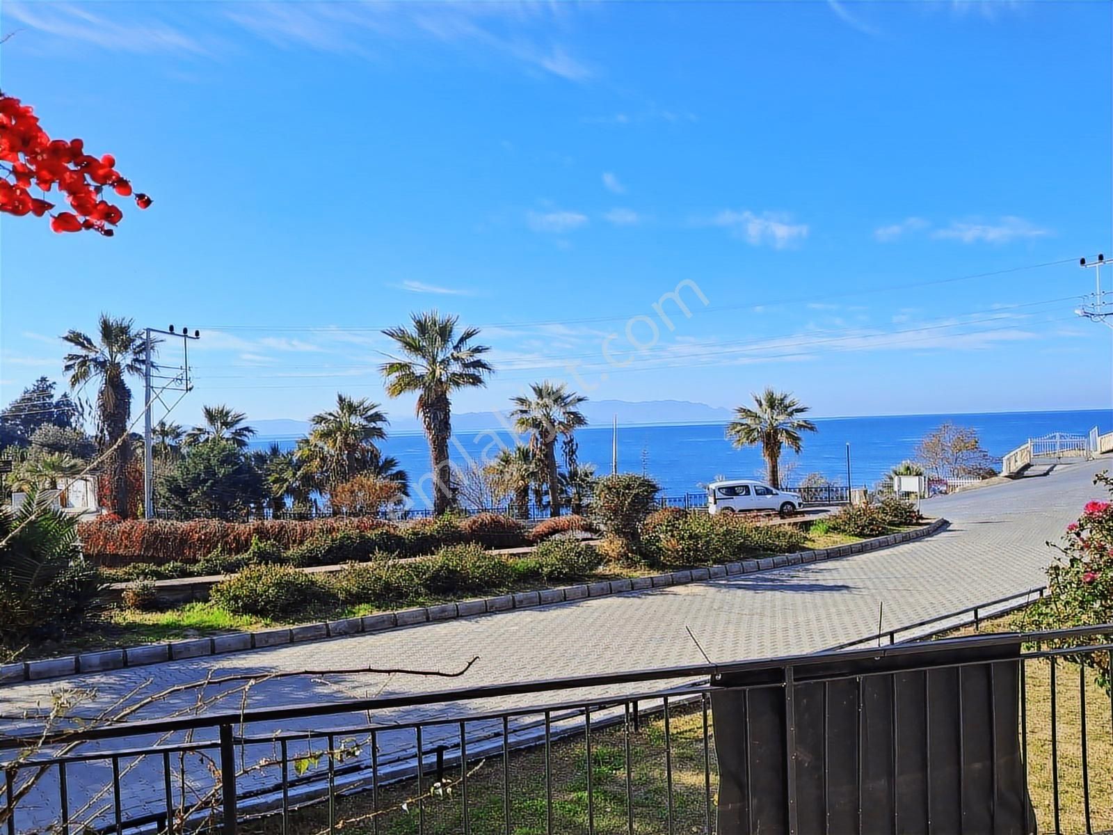 Kuşadasında Güvenlikli Sitede Denize Sıfır Eşyalı 3+1 Doğalgazlı - Görsel 25