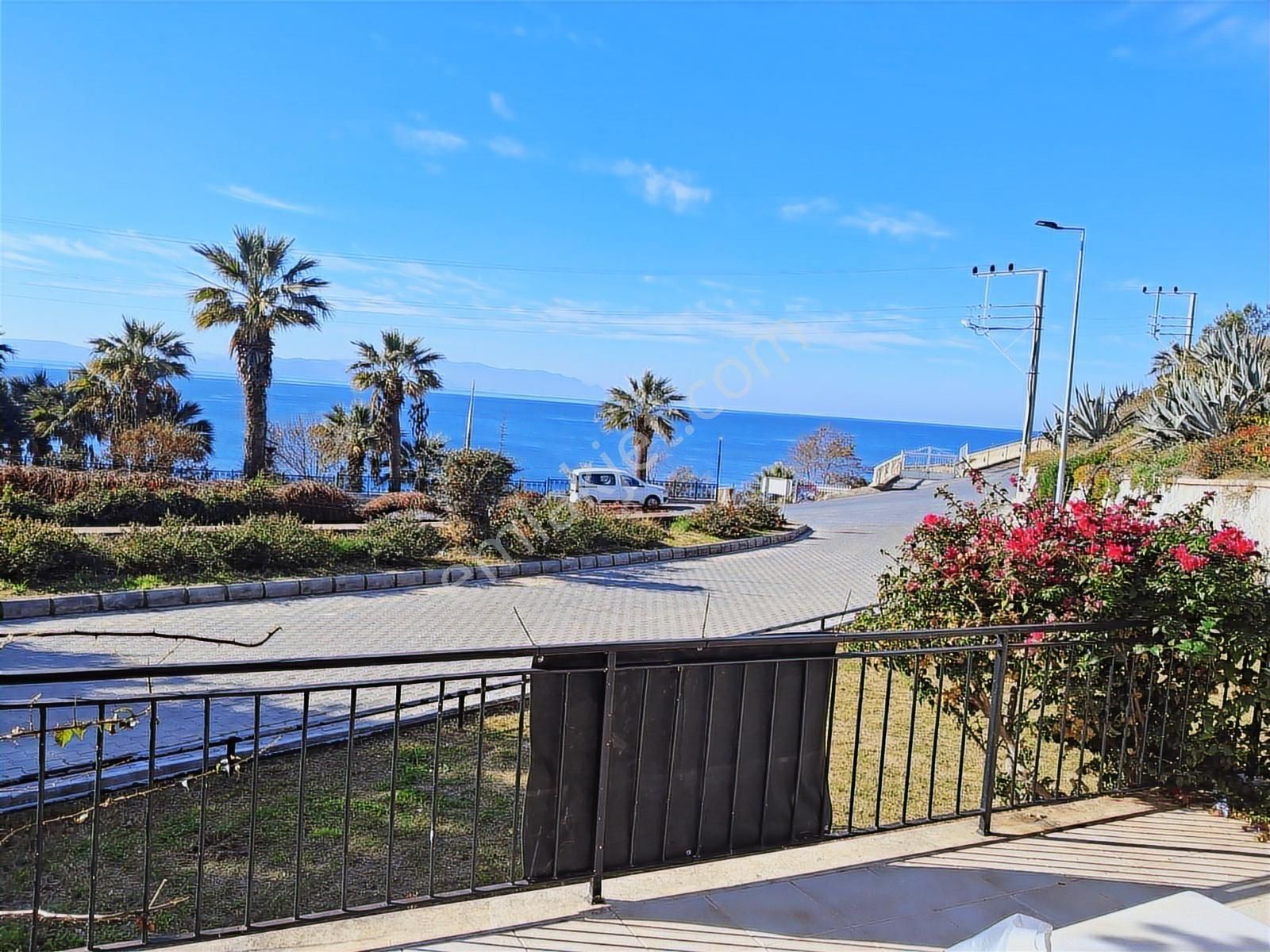 Kuşadasında Güvenlikli Sitede Denize Sıfır Eşyalı 3+1 Doğalgazlı - Görsel 11