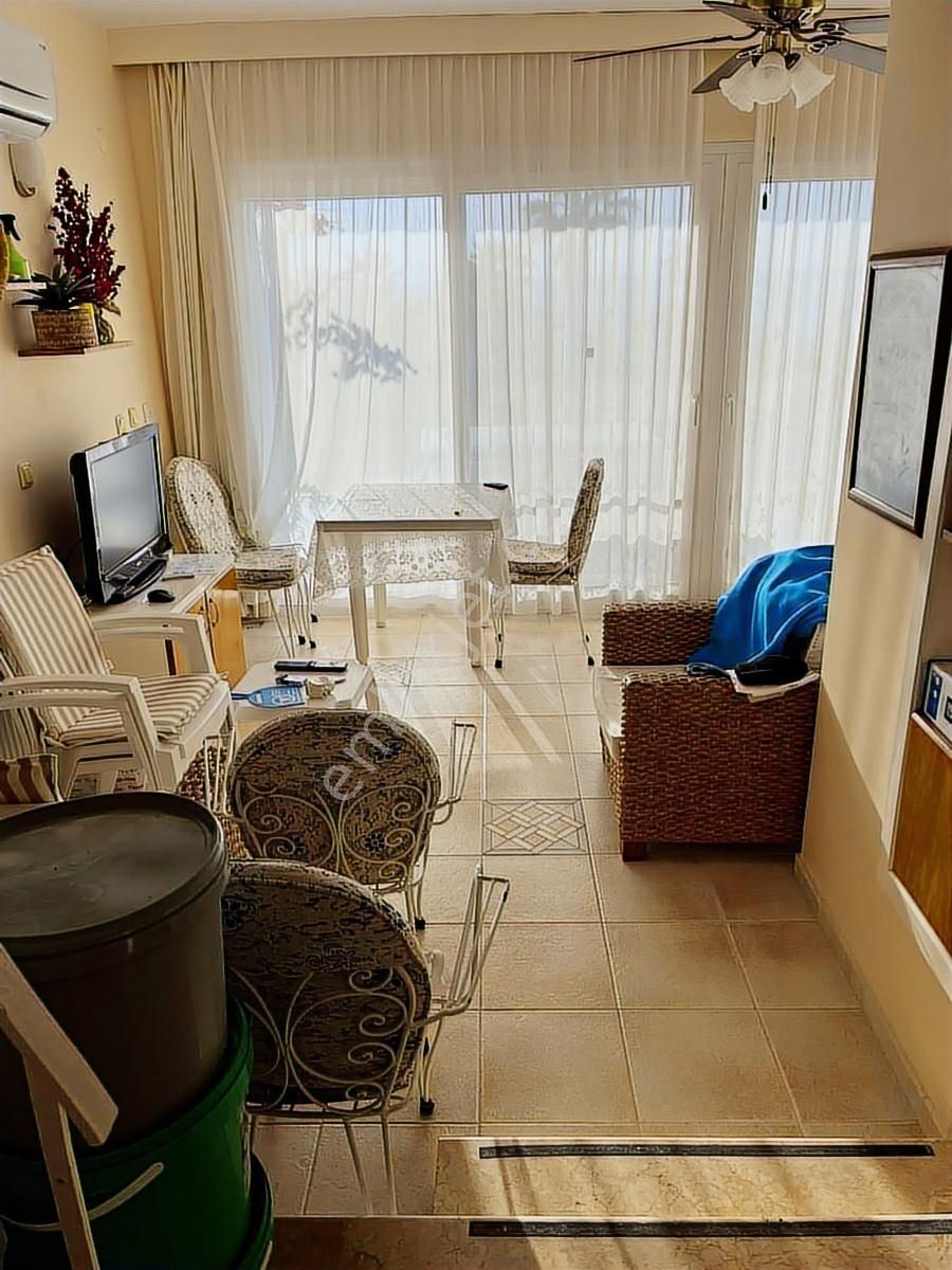 Kuşadasında Güvenlikli Sitede Denize Sıfır Eşyalı 3+1 Doğalgazlı - Görsel 28