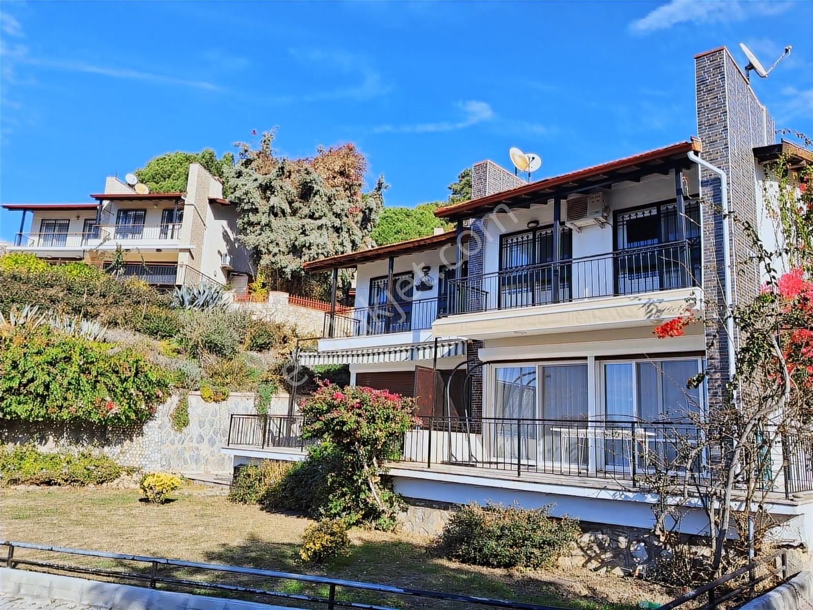 Kuşadasında Güvenlikli Sitede Denize Sıfır Eşyalı 3+1 Doğalgazlı - Görsel 18