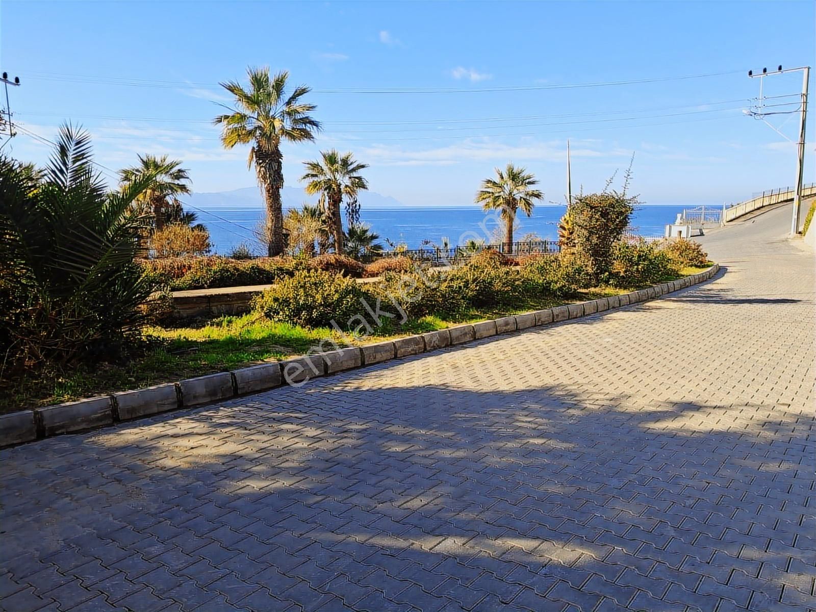 Kuşadasında Güvenlikli Sitede Denize Sıfır Eşyalı 3+1 Doğalgazlı - Görsel 23