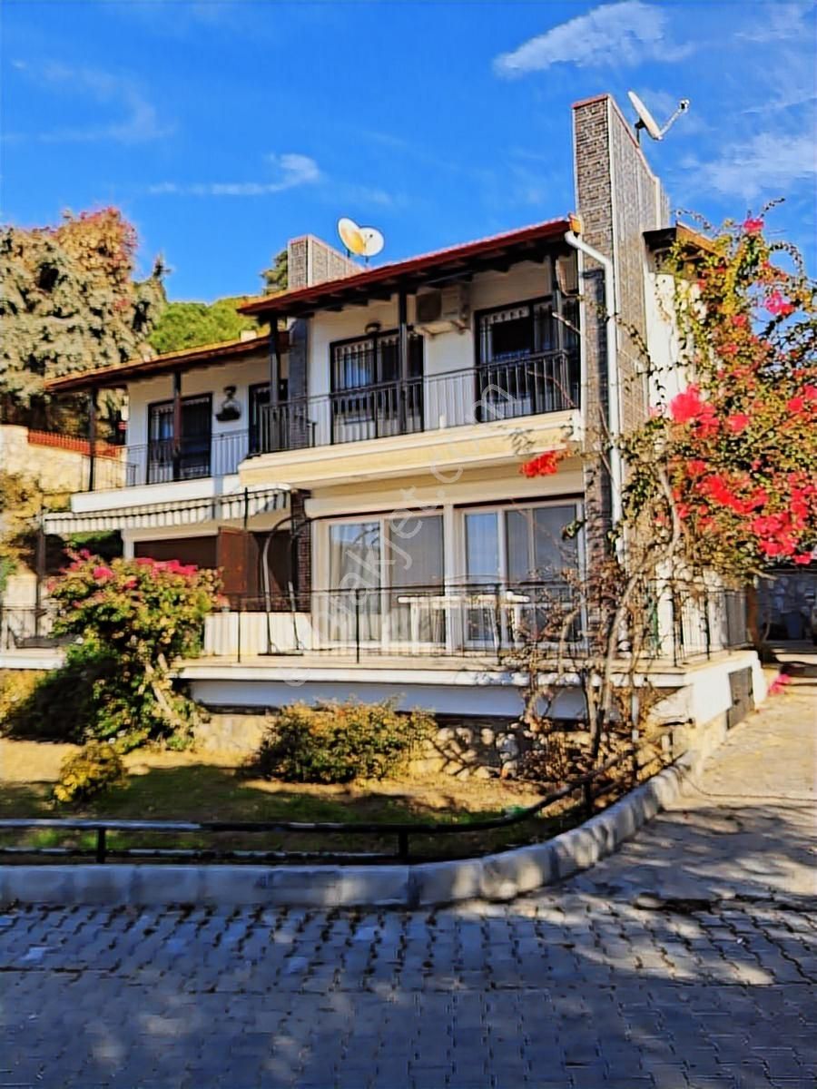 Kuşadasında Güvenlikli Sitede Denize Sıfır Eşyalı 3+1 Doğalgazlı - Görsel 17