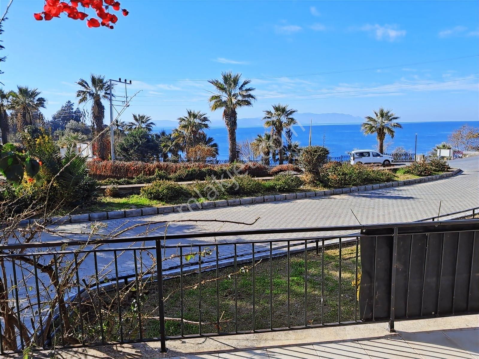 Kuşadasında Güvenlikli Sitede Denize Sıfır Eşyalı 3+1 Doğalgazlı - Görsel 2