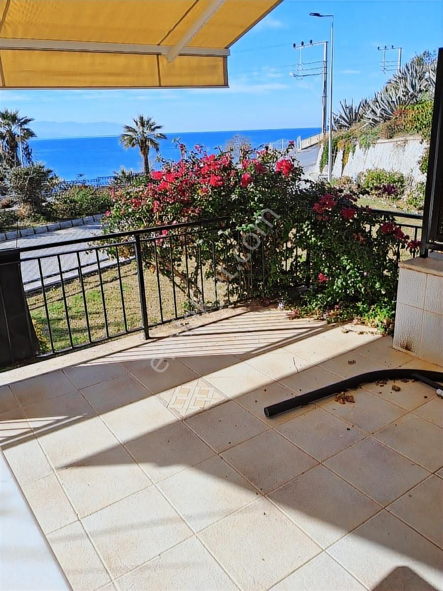 Kuşadasında Güvenlikli Sitede Denize Sıfır Eşyalı 3+1 Doğalgazlı - Görsel 6