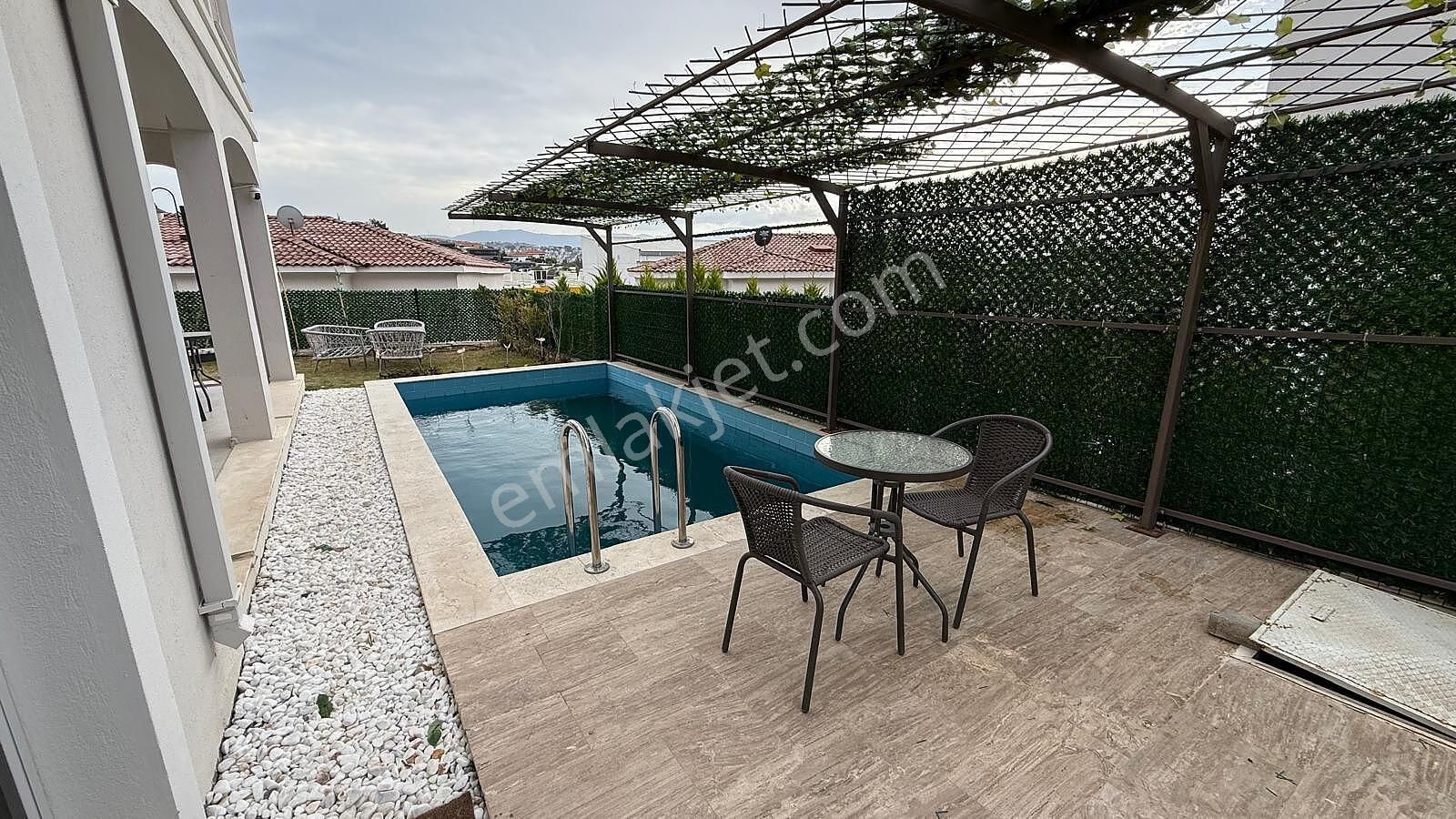 Kuşadası'nda Bahçeli Ve Havuzlu Günlük Olanaklarla İç İçe Villa - Görsel 9