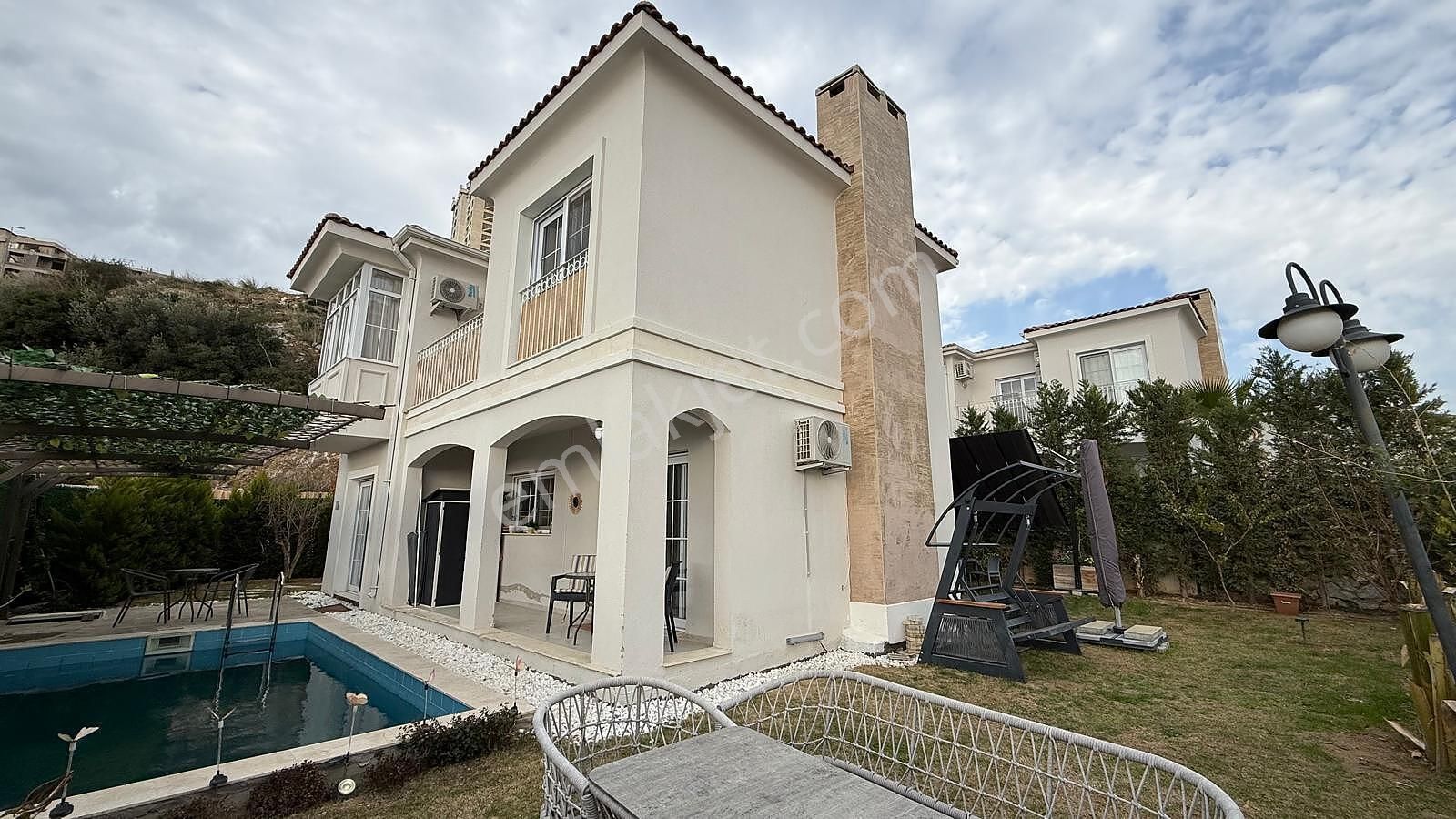 Kuşadası'nda Bahçeli Ve Havuzlu Günlük Olanaklarla İç İçe Villa