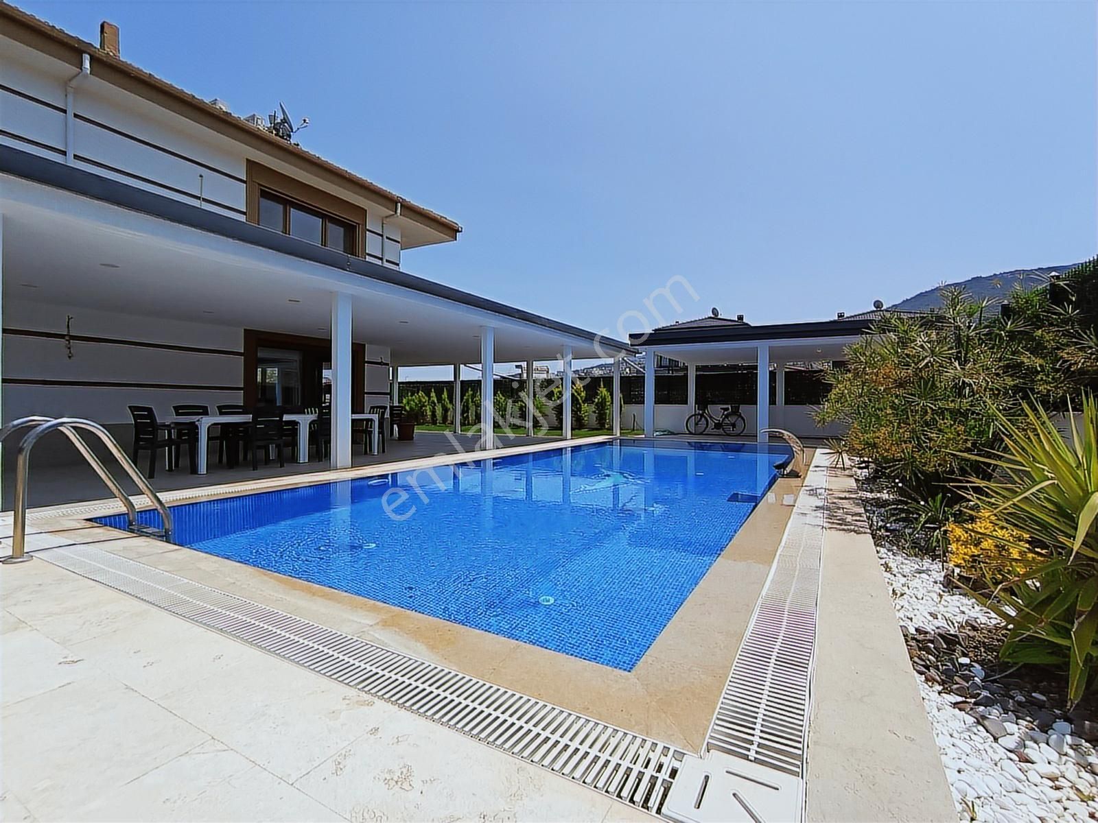 Kuşadası Güzelçamlı'da 180 M2 Müstakil Havuzlu Satılık 4+1 Villa