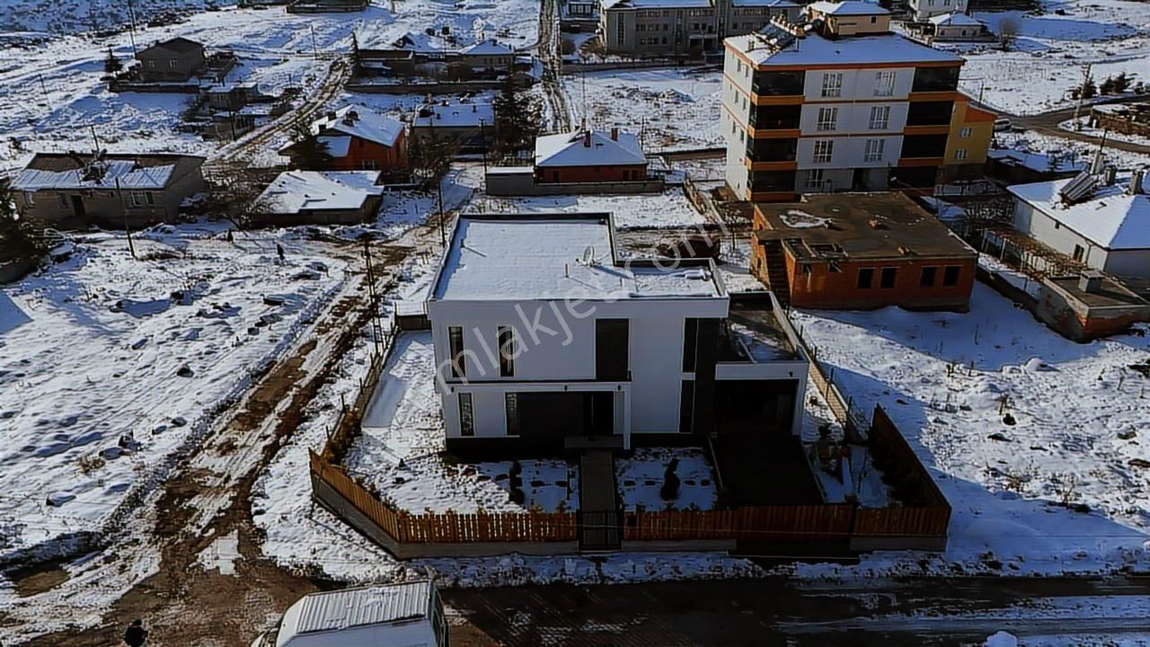 Güzelyurt'ta-özel Tasarım Müstakil Villa- Garajlı-220 M²