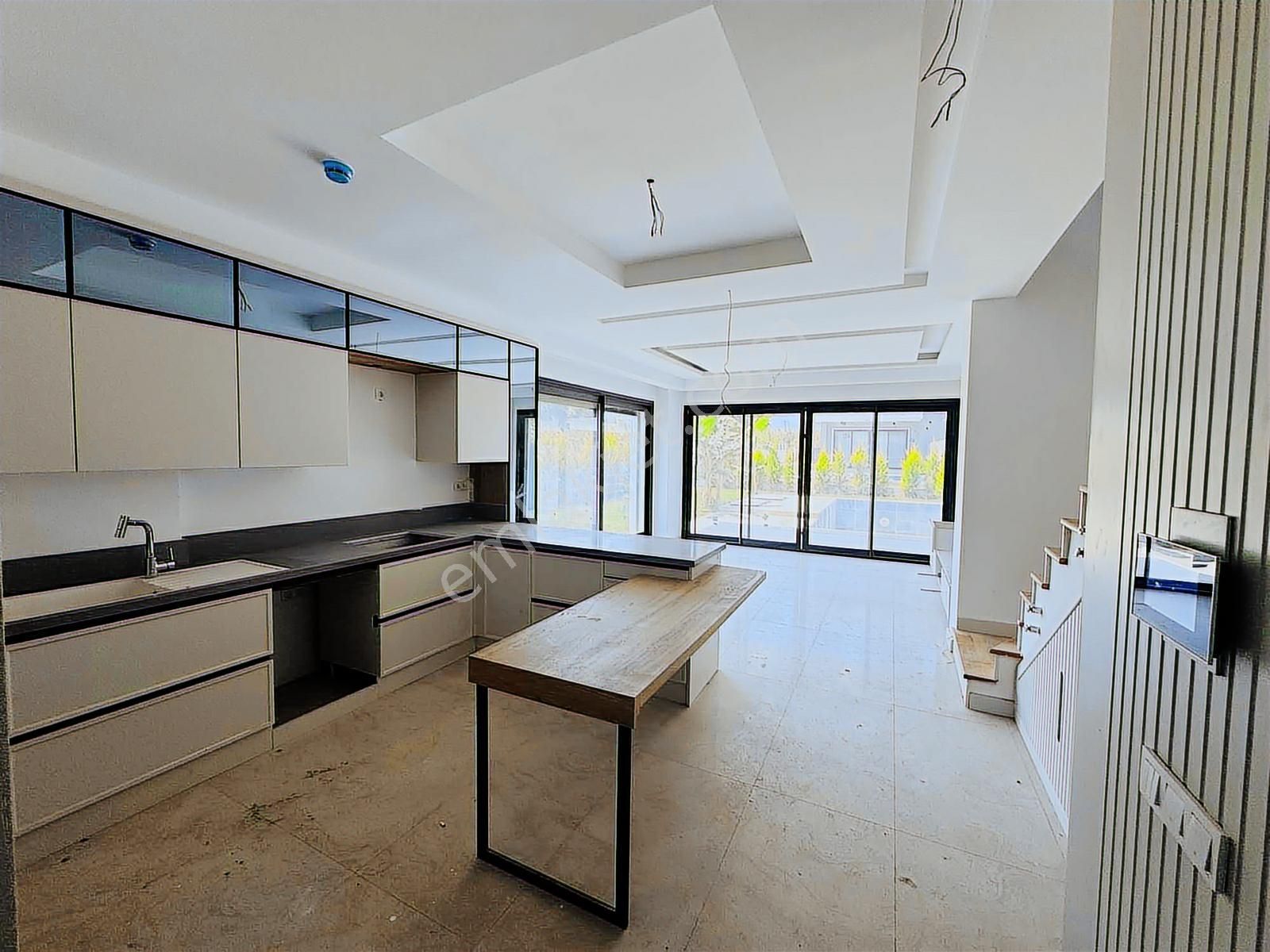 Kuşadası Davutlar'da Müstakil Havuzlu Satılık 3+1 Lüks Villa - Görsel 22