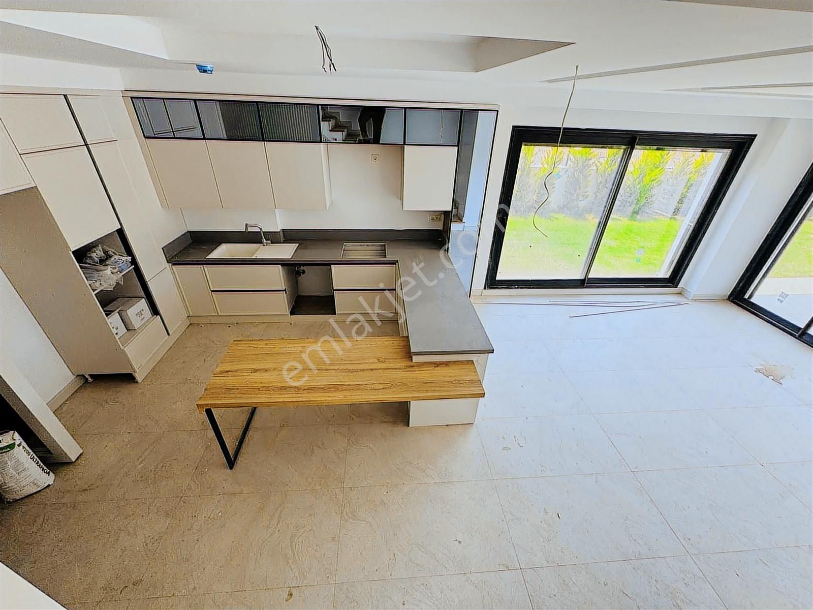 Kuşadası Davutlar'da Müstakil Havuzlu Satılık 3+1 Lüks Villa - Görsel 5