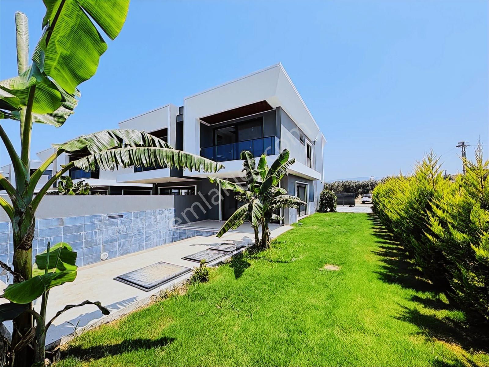 Kuşadası Davutlar'da Müstakil Havuzlu Satılık 3+1 Lüks Villa