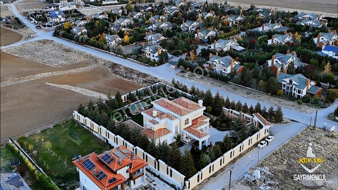 Gölbaşı İncek'de Yeşil Alanlarla Çevrili Prestijli Satılık Villa