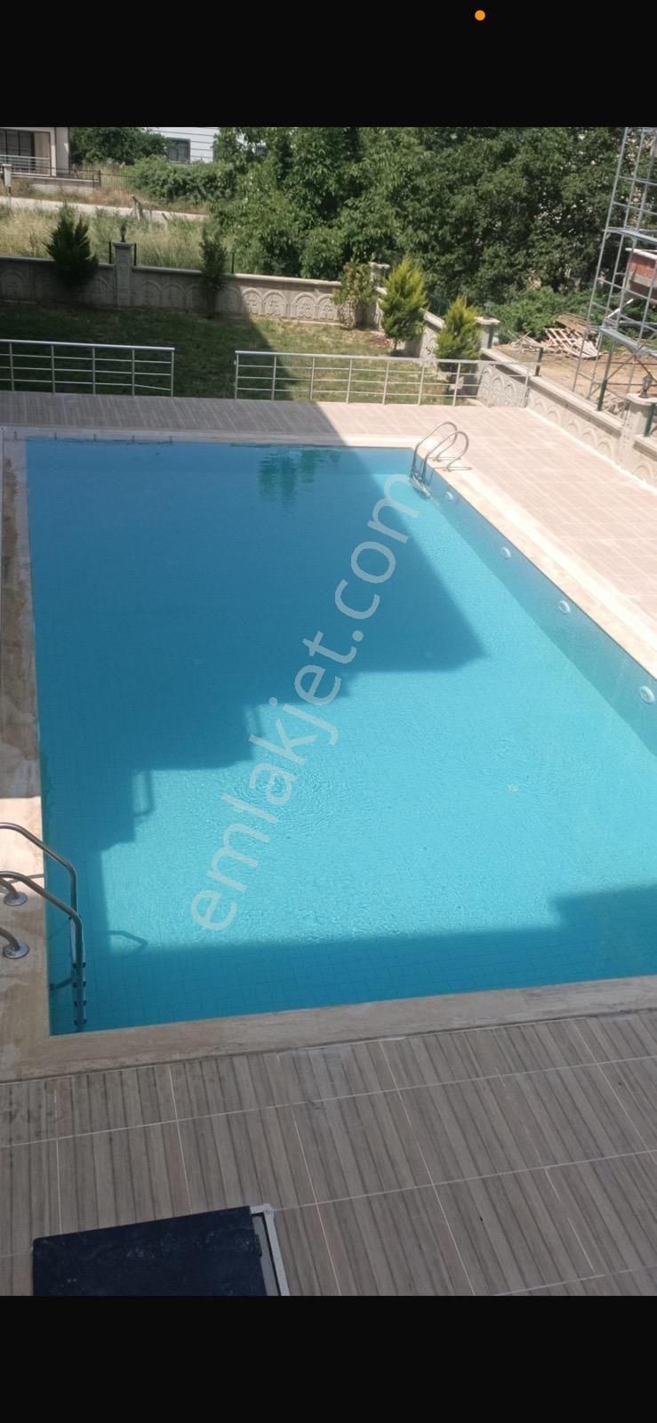 Yalova Çınarcık Teşvikiye Plajlar Mevkiinde Havuzlu Sitede Satılık Daire 1+1yeni Binada