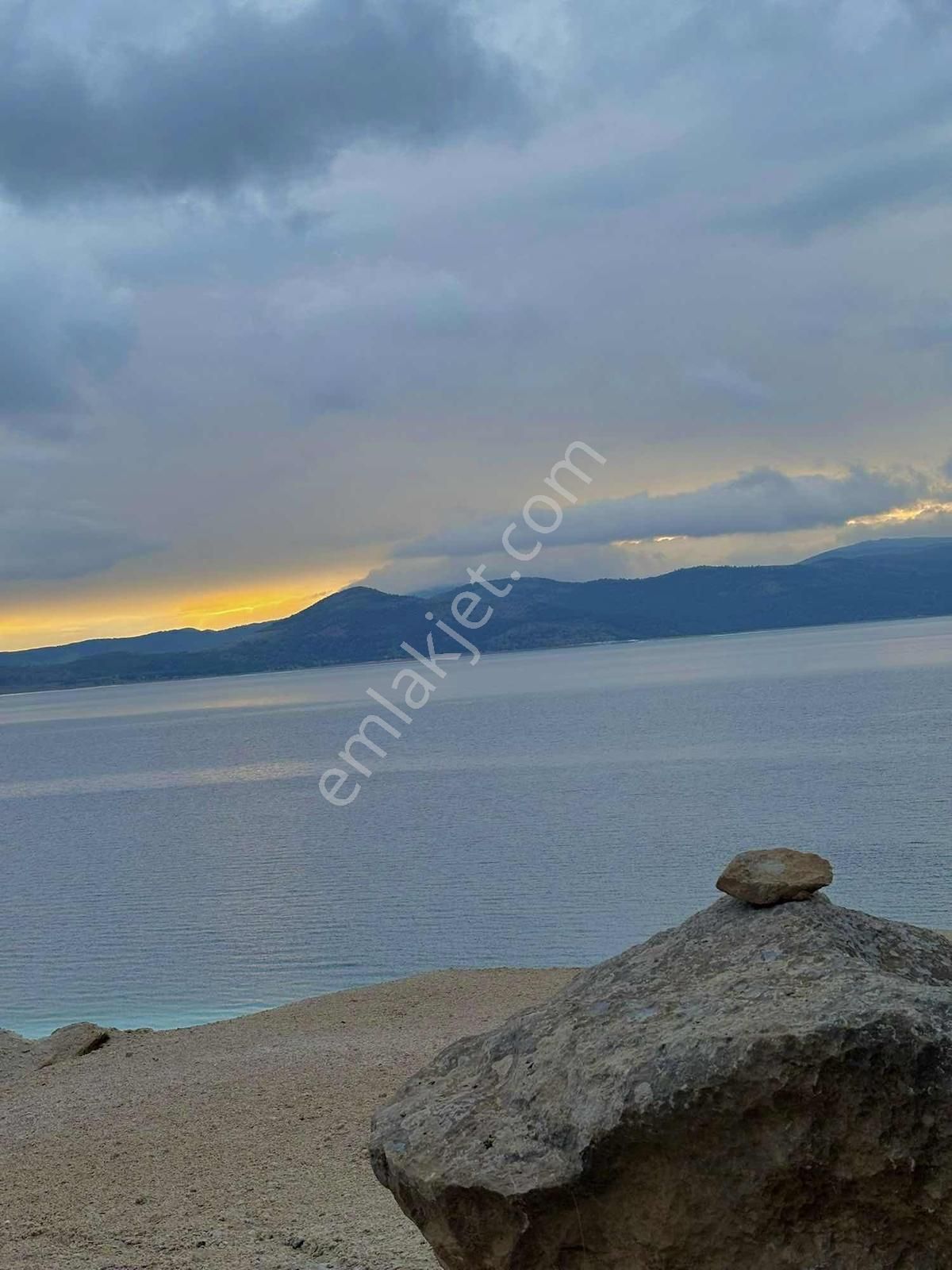 Salda Yolu Üzerinde Satılık Tarla - Görsel 3