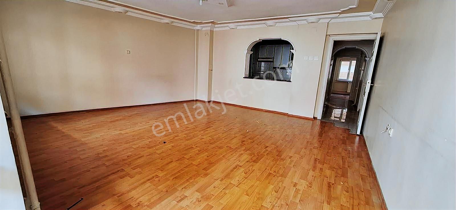 Cemal Emlak Bursa Yildirim Setbaşı Namazgah Pazar İçinde Geniş