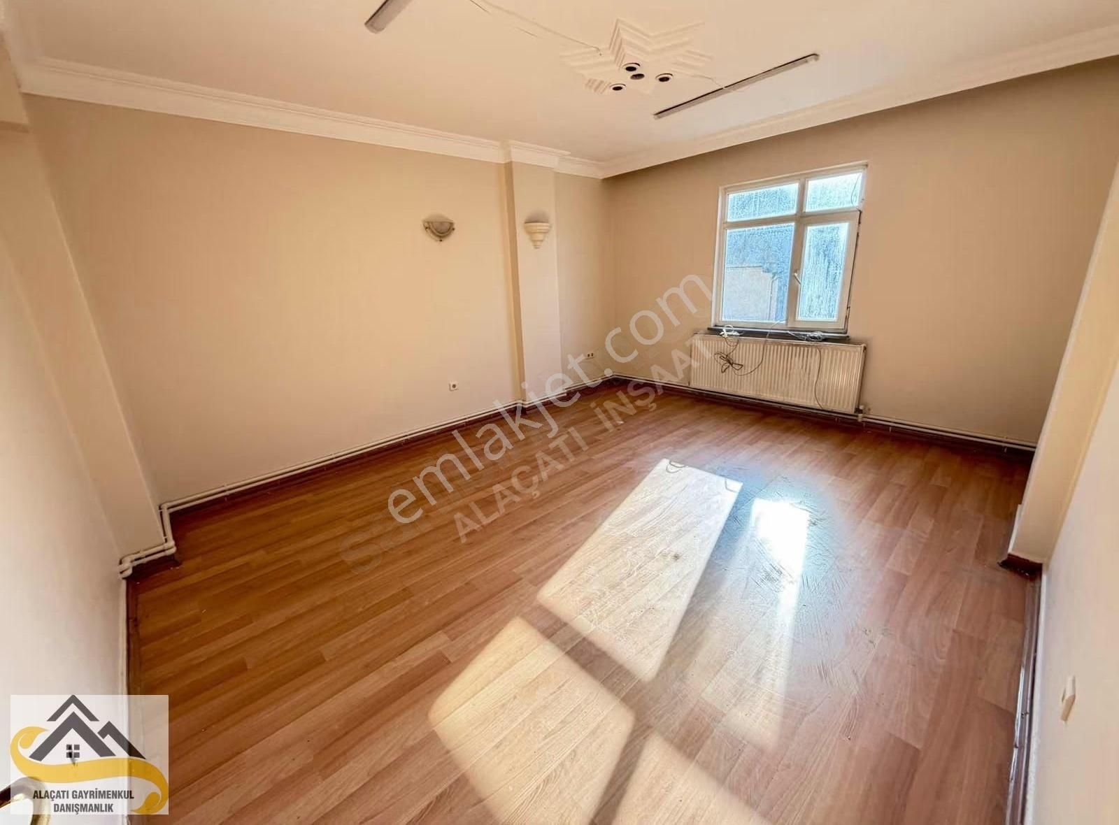 Alacatı İnş Gazi Perşembe Pazarinda 3 Kat 2+1 Kiralik Daire