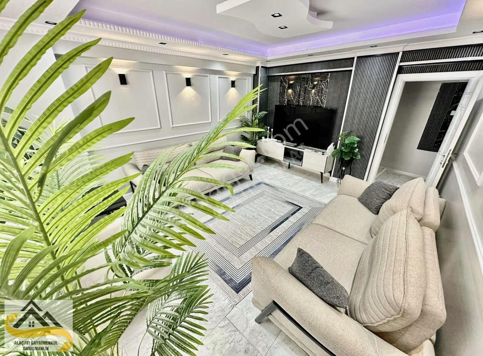 Alaçatı Dan İki Ailenin Yaşayacağı 240 M2 5+2 Masrafsız Dubleks