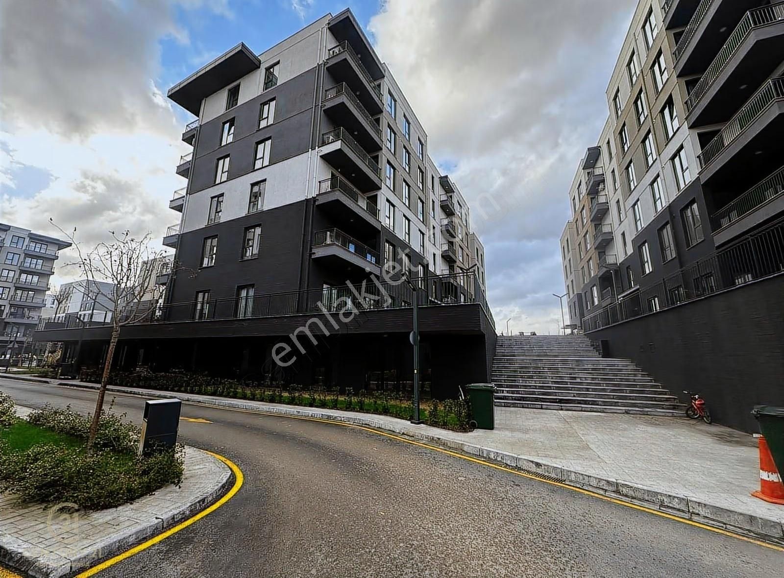 C21 Bal'dan Emlak Konutlarında Kiralık Ara Kat 3+1 Daire