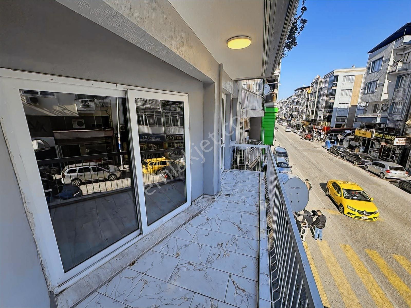 Full Tadilatlı Cadde Üzeri Satılık 2+1 Daire