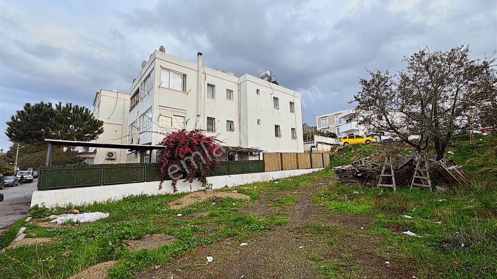 Turgutreis Yakaarası Geniş Bahçeli,bağımsız Giriş,tadilatlı 2+1