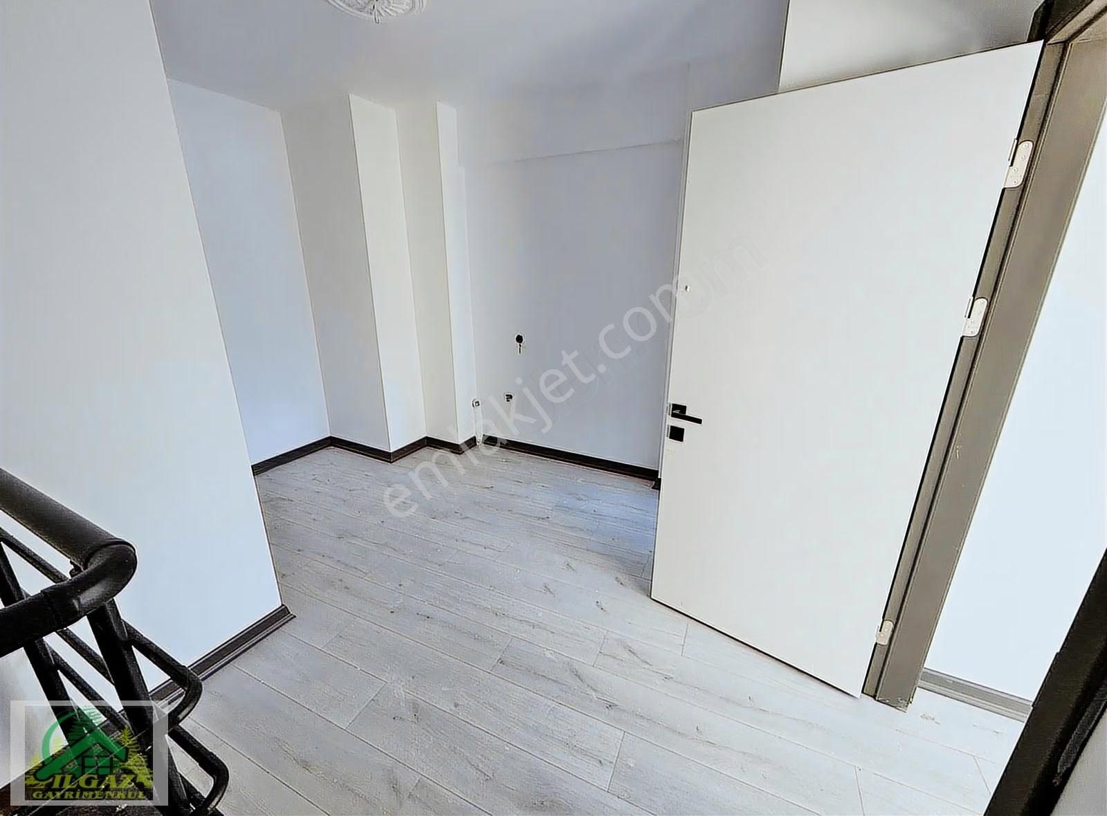 Küçükesat'ta Ana Cadde Üzeri Sıfır Bina'da 3+1 Fırsat Dublex ! - Görsel 14