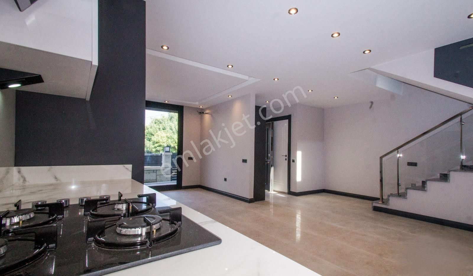 Uytundan İzmir Urla Çeşmealtı'nda Denize 50m Bahçeli 4+1 Triplex - Görsel 14