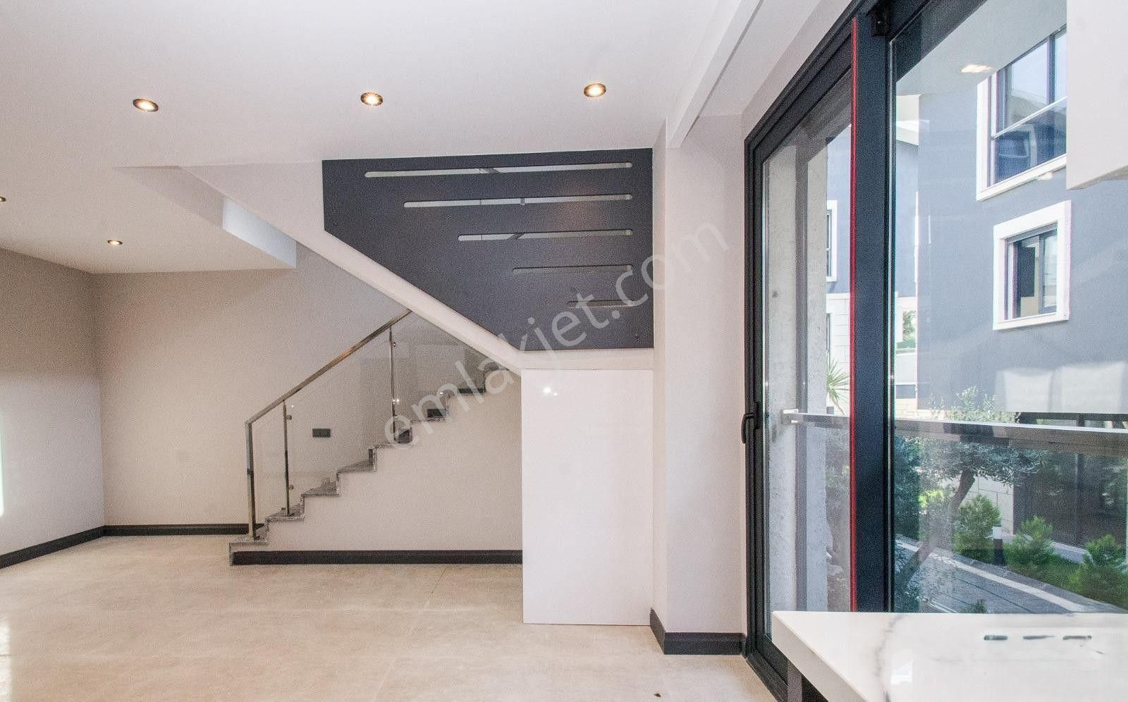 Uytundan İzmir Urla Çeşmealtı'nda Denize 50m Bahçeli 4+1 Triplex - Görsel 6