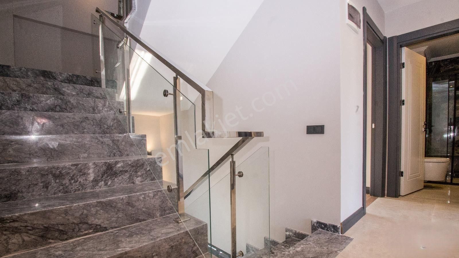 Uytundan İzmir Urla Çeşmealtı'nda Denize 50m Bahçeli 4+1 Triplex - Görsel 21