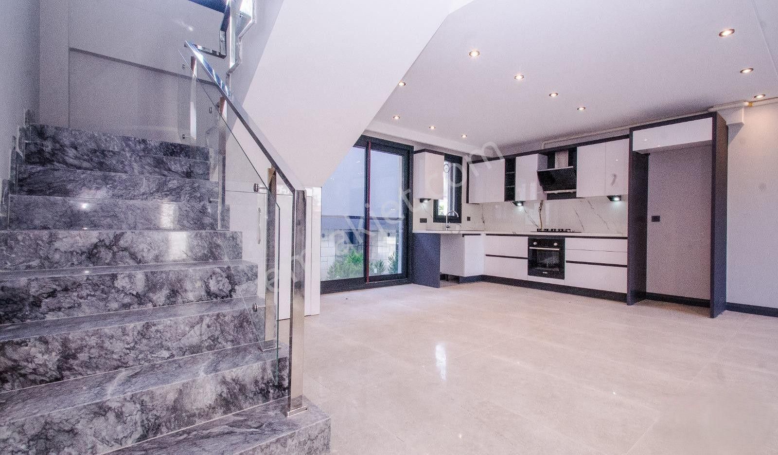 Uytundan İzmir Urla Çeşmealtı'nda Denize 50m Bahçeli 4+1 Triplex - Görsel 12