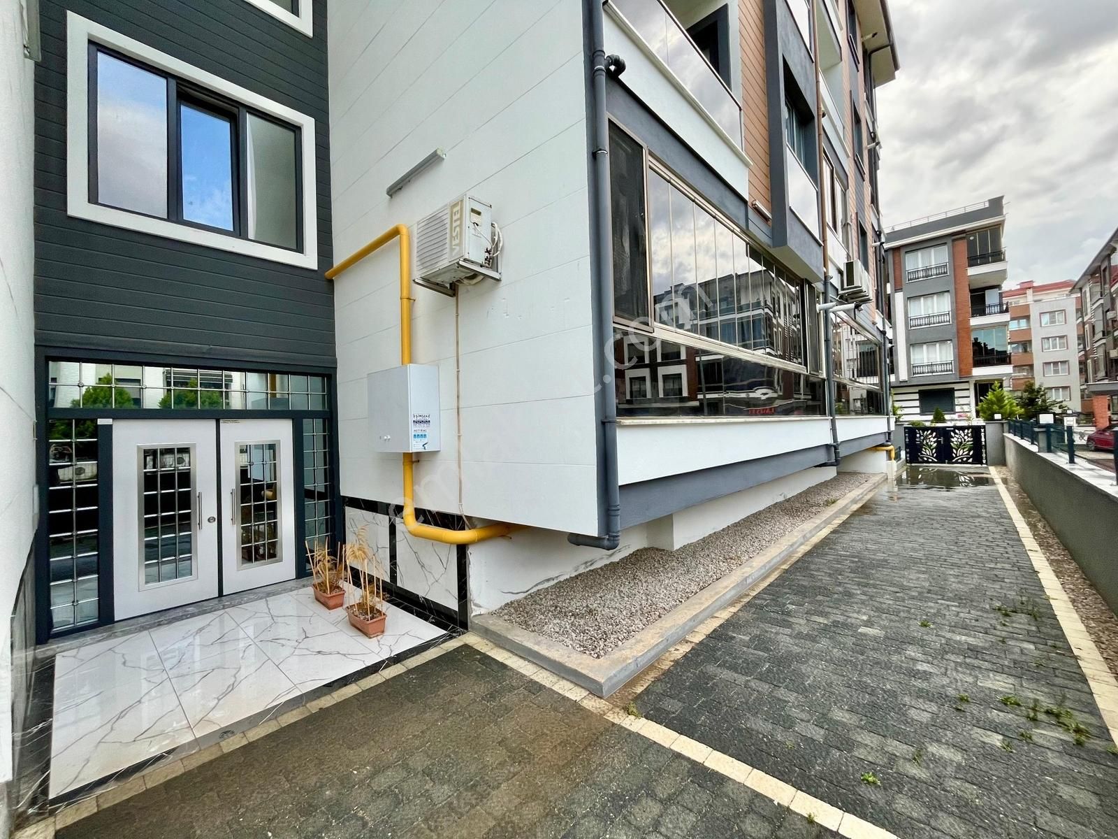 Gümüşden Altınkumda Öncephe Kapalı Otoparklı Asansörlü 2+1 Daire - Görsel 11