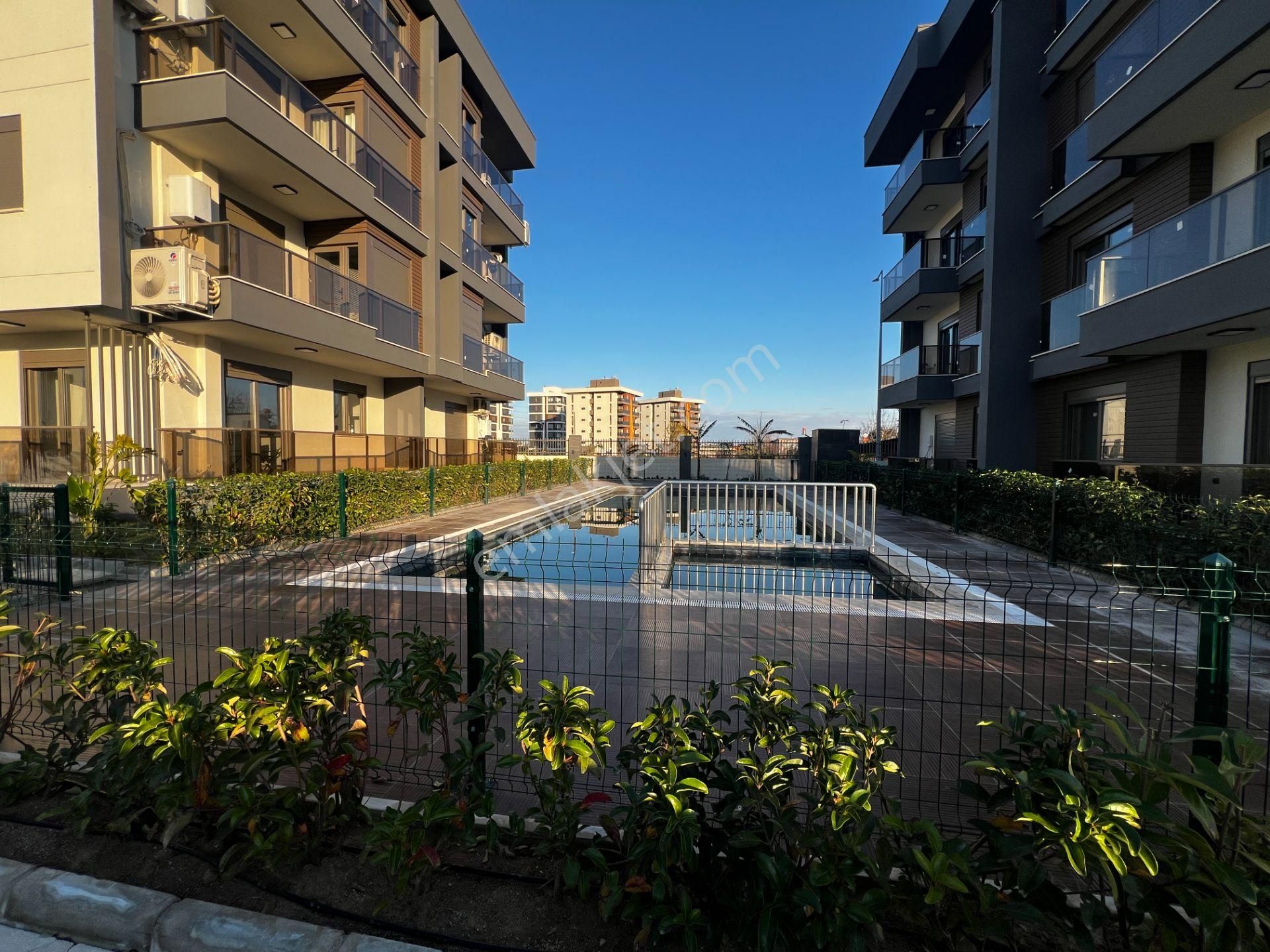 Göksu 'da Yüzme Havuzlu Otoparklı Sitede 1+1 Daire