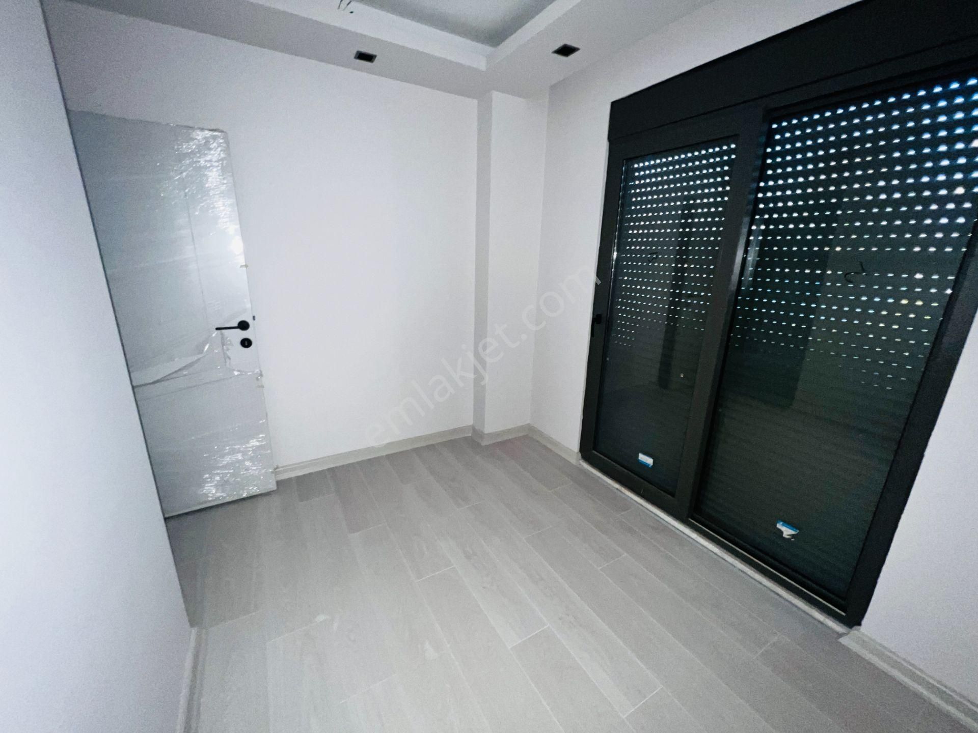 Göksu 'da Yüzme Havuzlu Otoparklı Sitede 1+1 Daire - Görsel 8