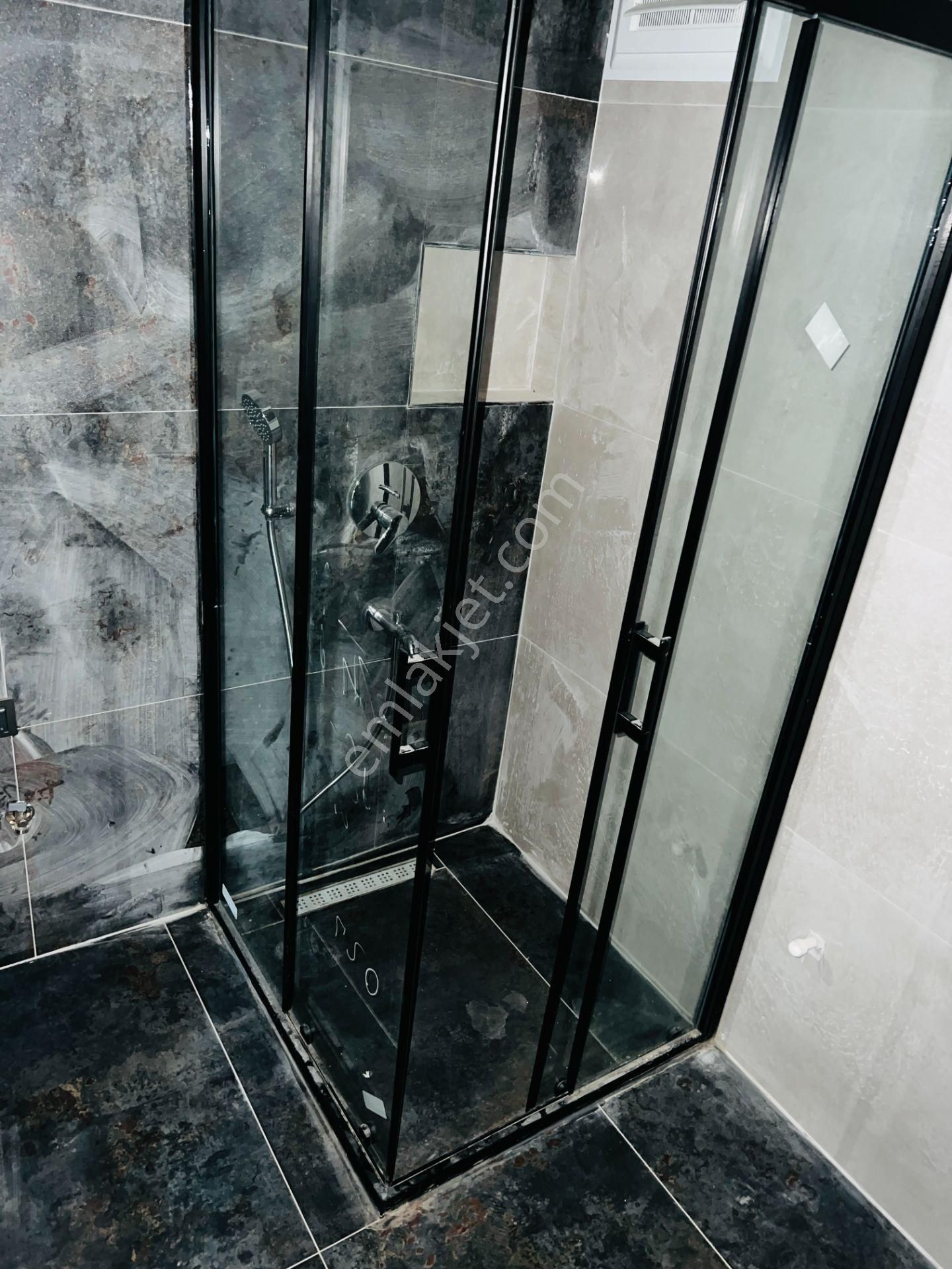 Göksu 'da Yüzme Havuzlu Otoparklı Sitede 1+1 Daire - Görsel 11