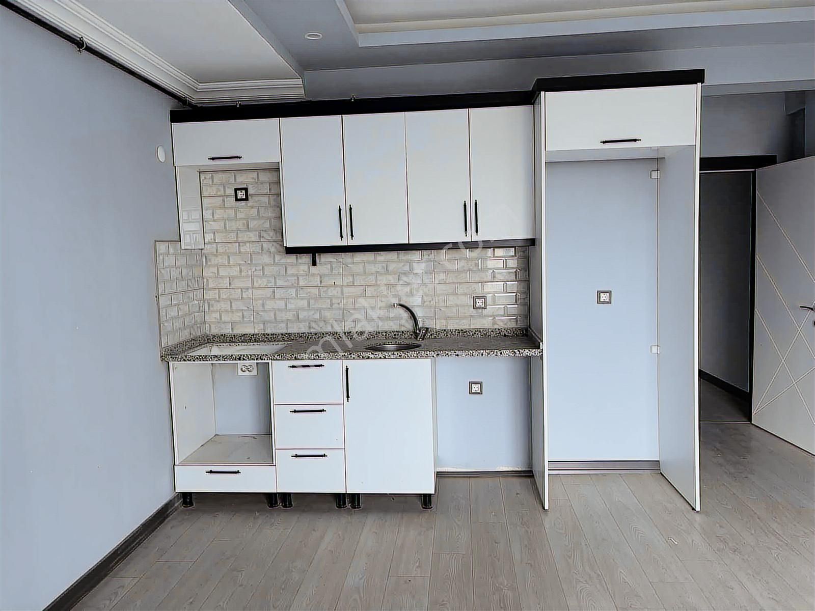 Özbir Emlaktan Servis Güzergahına Ve Merkeze Yakın Kiralık 1+1 - Görsel 17
