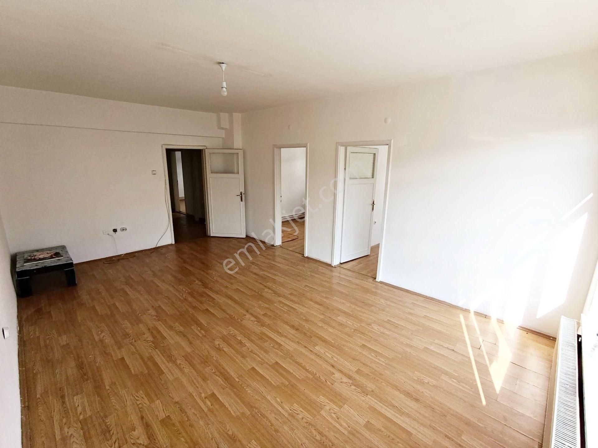 Ufuk Özdemir'den Tepebaşı'nda 2 Kat Ön Cephe 3+1 Kiralık