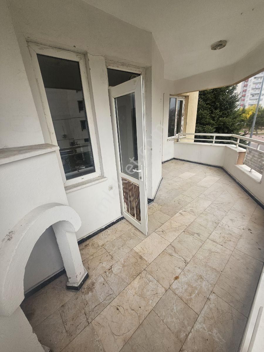 Tramvay Durağına Yürüyüş Mesafesinde Geniş 4+1 Kiralık Daire!