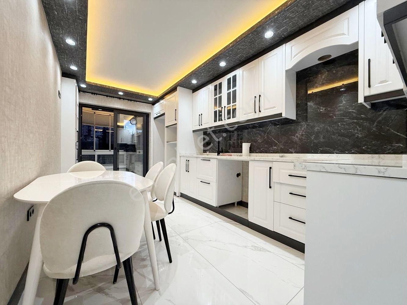 Kuşcağız'da Cadde Üzerinde Full+full Yapılı 3+1 Daire!