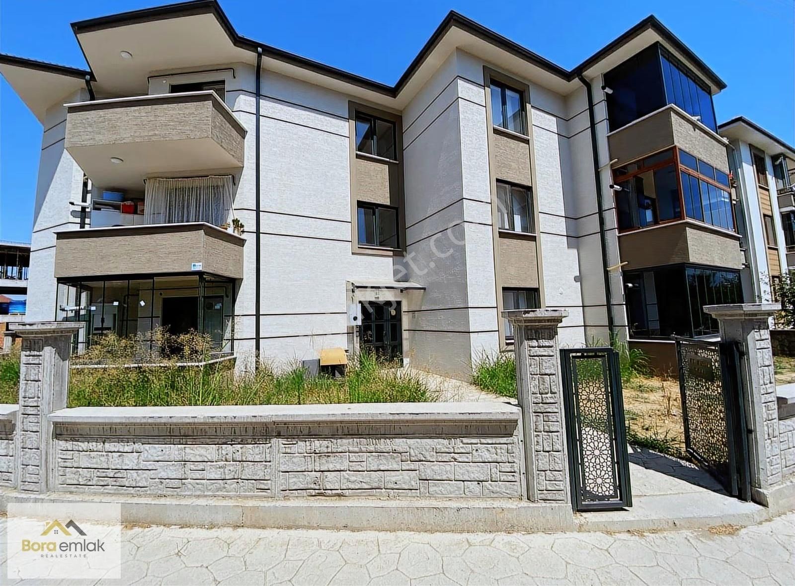Bora Emlak'dan Y.emre Mahallesin'de Kiracılı Satılık 2+0 Daire